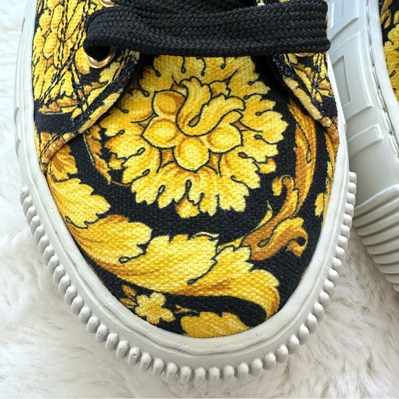 NEW!!! Versace women slides size 37 EU Authentic Retail 950$!! - Picture 3 of 6